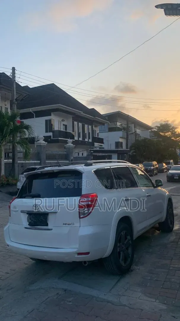 Toyota RAV4 2011 White