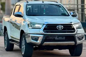 Toyota Hilux 2022 White