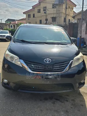 Toyota Sienna XLE 7 Passenger (3.5L 6cyl 8A) 2017 Black