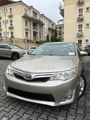 Toyota Camry XLE V6 4dr Sedan (3.5L 6cyl 6A) 2013 Gold