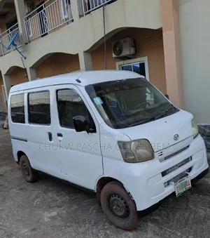 Bus 2007 White