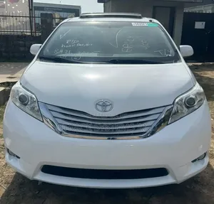 Toyota Sienna XLE 7-Passenger 4dr Minivan AWD (3.5L 6cyl 6A) 2014 White
