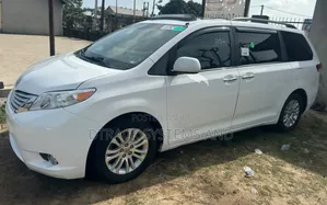 Toyota Sienna XLE 7-Passenger 4dr Minivan AWD (3.5L 6cyl 6A) 2014 White