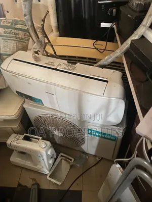 Clean 1.5HP Hisense Inverter AC for Sale in Ibadan