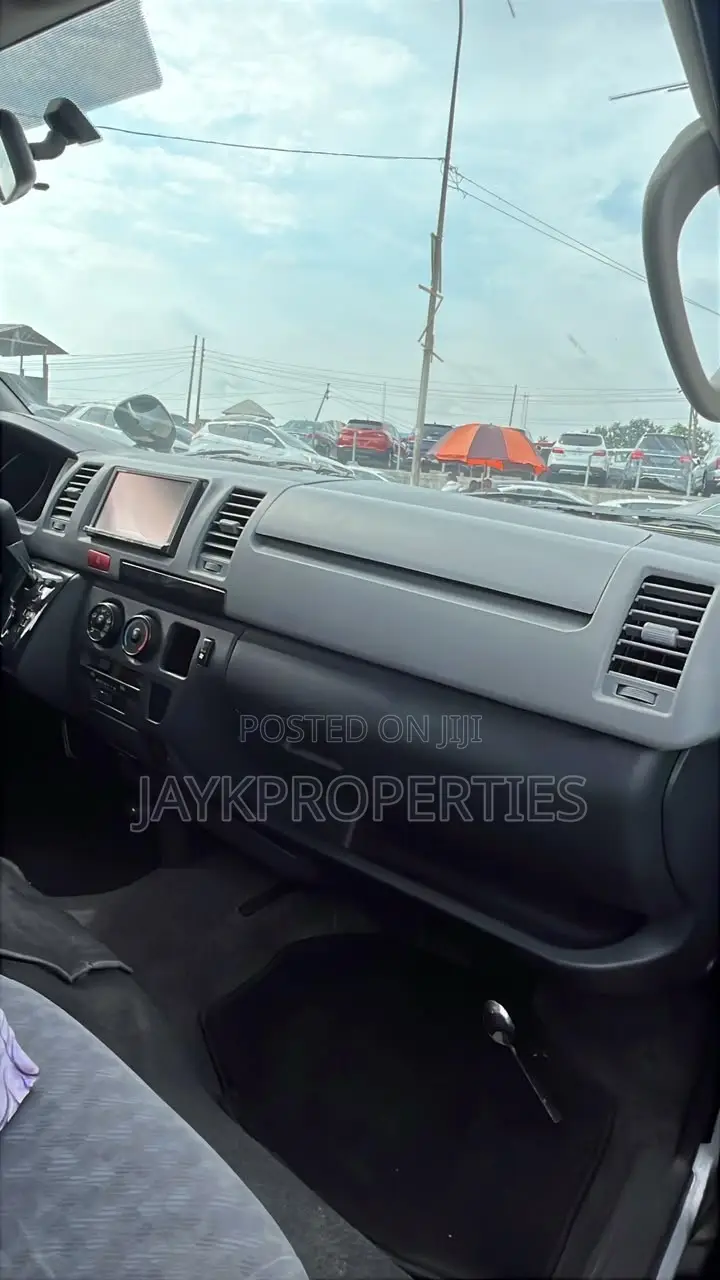 Toyota HiAce 2010 Silver