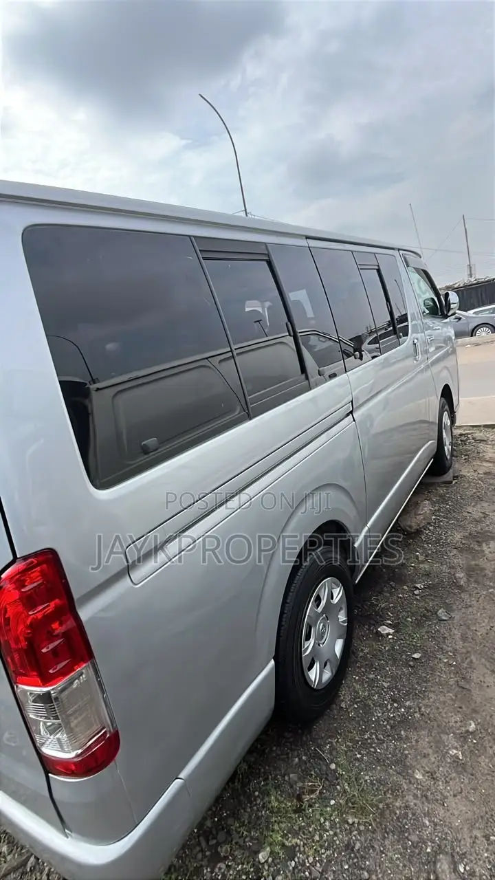 Toyota HiAce 2010 Silver