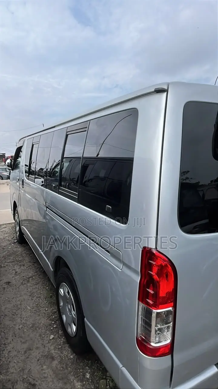 Toyota HiAce 2010 Silver
