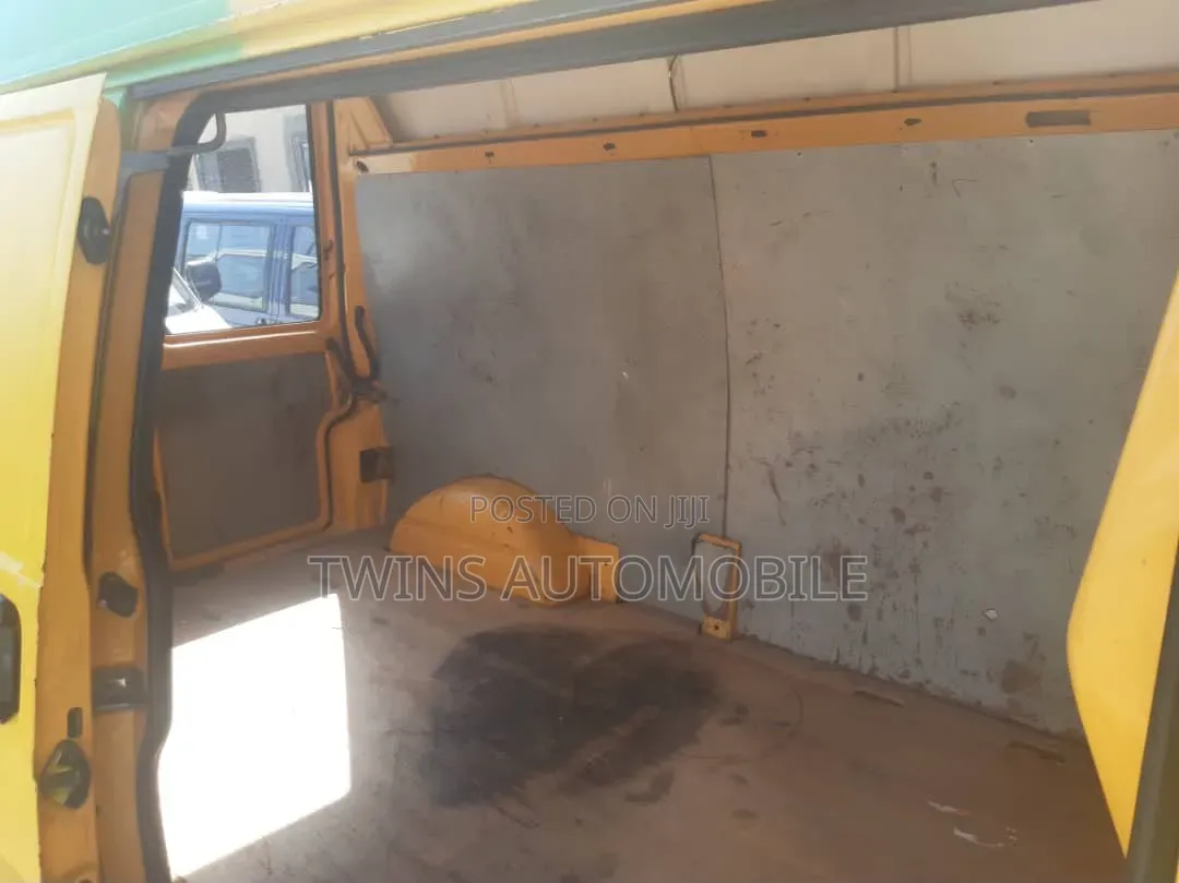 Volkswagen Transporter 2003 Yellow
