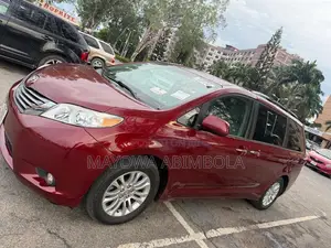 Toyota Sienna 2015 Red