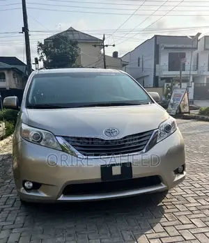 Toyota Sienna 2013 Gold