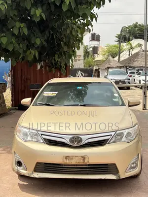 Toyota Camry LE 4dr Sedan (2.5L 4cyl 6A) 2013 Gold