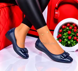 Patent Leather Flat Shoes Feature a Round Toe and a Decorative Bow Det