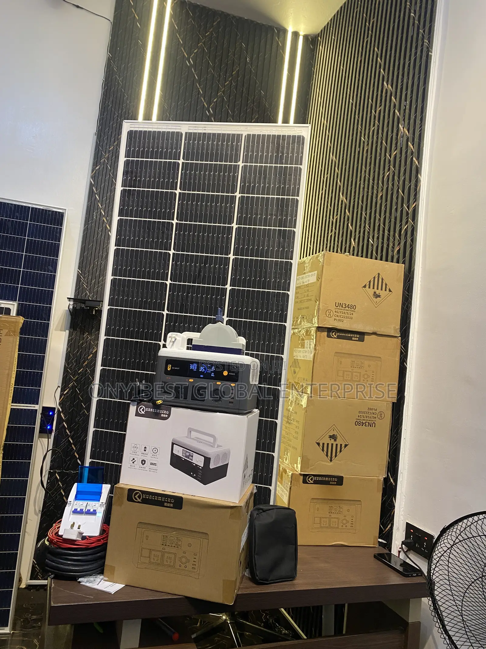 700W Solar Generator With Solar Panel