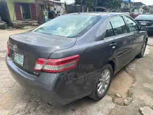 Toyota Camry XLE 4dr Sedan (2.5L 4cyl 6A) 2011 Gray