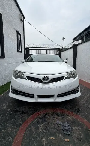 Toyota Camry SE 4dr Sedan (2.5L 4cyl 6A) 2014 White