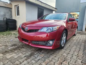 Toyota Camry SE 4dr Sedan w/Prod. End 11/13 (2.5L 4cyl 6A) 2014 Red