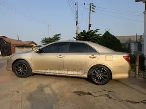Toyota Camry XLE 4dr Sedan (2.5L 4cyl 6A) 2012 Gold