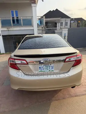 Toyota Camry XLE 4dr Sedan (2.5L 4cyl 6A) 2012 Gold