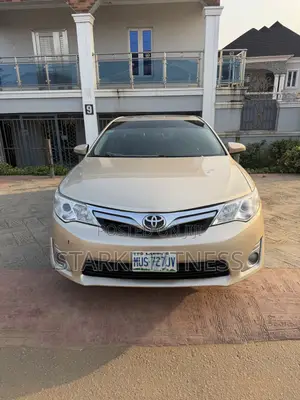 Toyota Camry XLE 4dr Sedan (2.5L 4cyl 6A) 2012 Gold