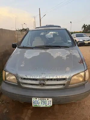 Toyota Sienna 1999 Silver