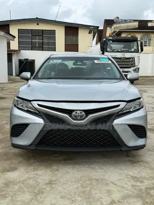 Toyota Camry SE FWD (2.5L 4cyl 8AM) 2018 Gray