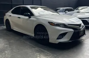 Toyota Camry SE FWD (2.5L 4cyl 8AM) 2018 White