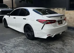 Toyota Camry SE FWD (2.5L 4cyl 8AM) 2018 White