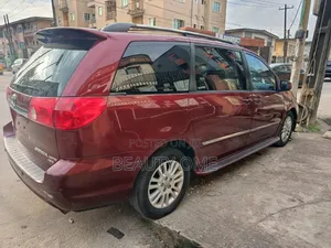 Toyota Sienna 2008 Red