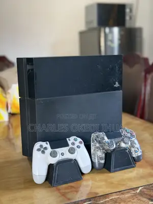 PlayStation (PS) 4 FAT, 2 Pads, 2 Games