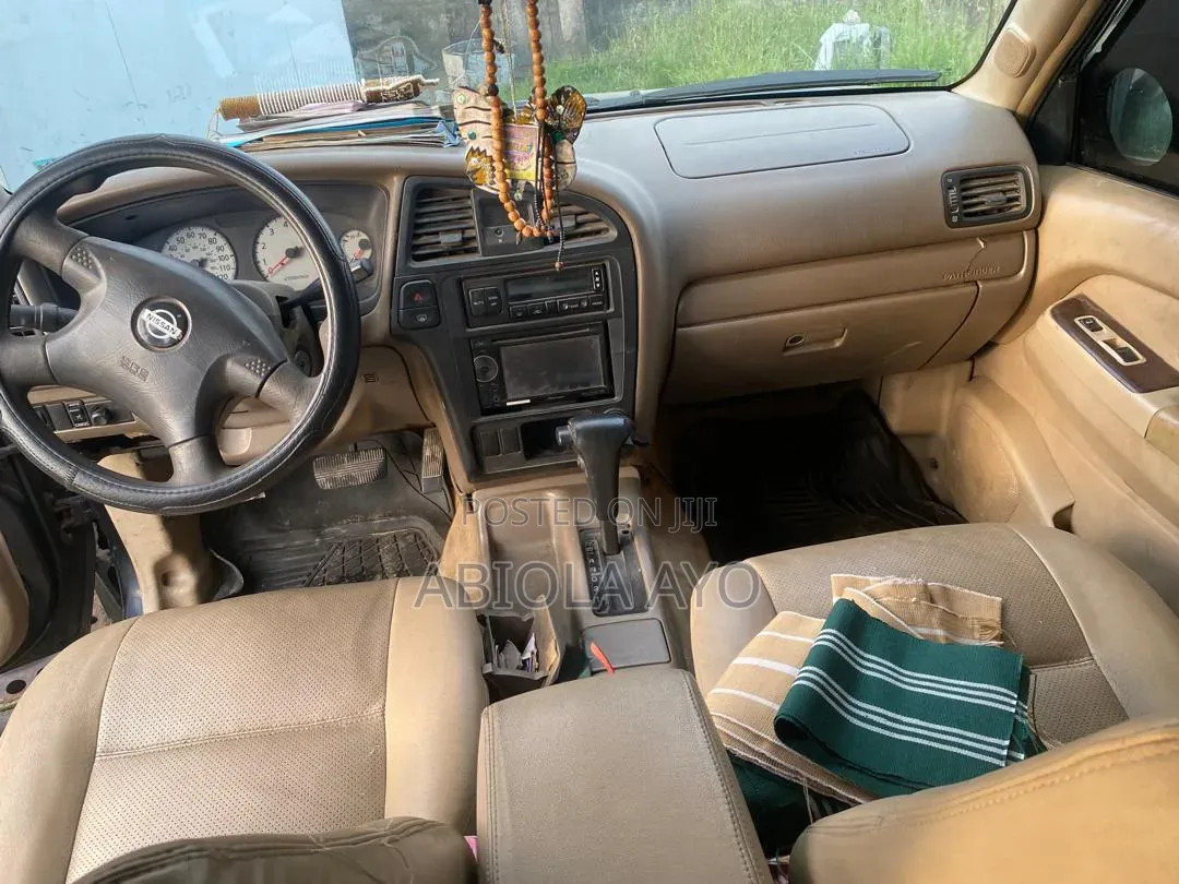 Nissan Pathfinder Automatic 2001 Black