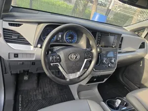 Toyota Sienna LE AWD 2019 Brown