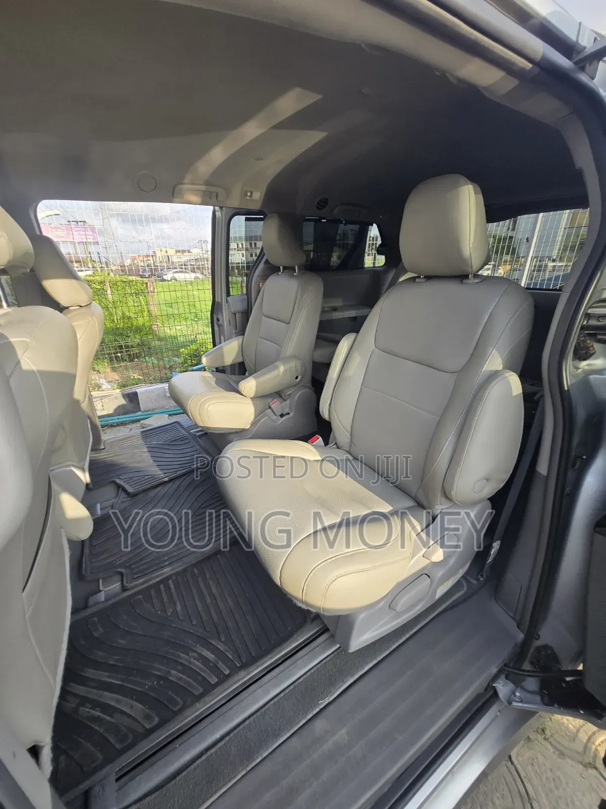Toyota Sienna LE AWD 2019 Brown