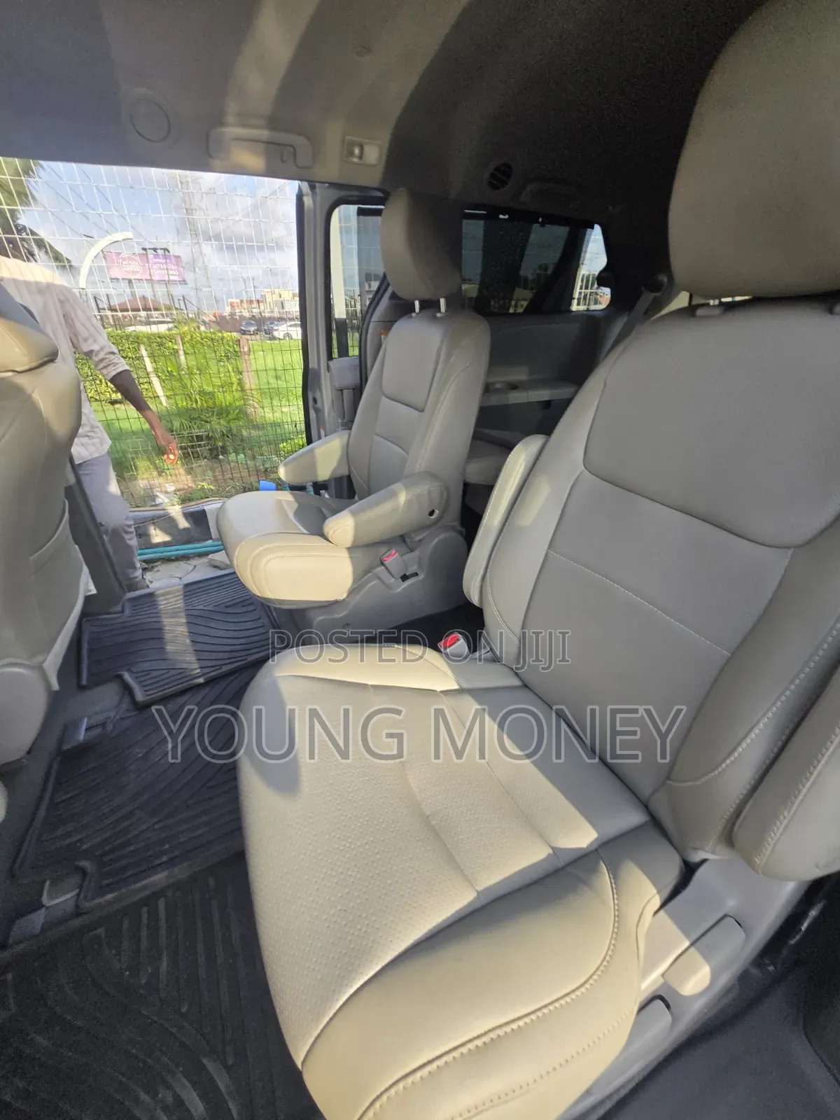 Toyota Sienna LE AWD 2019 Brown
