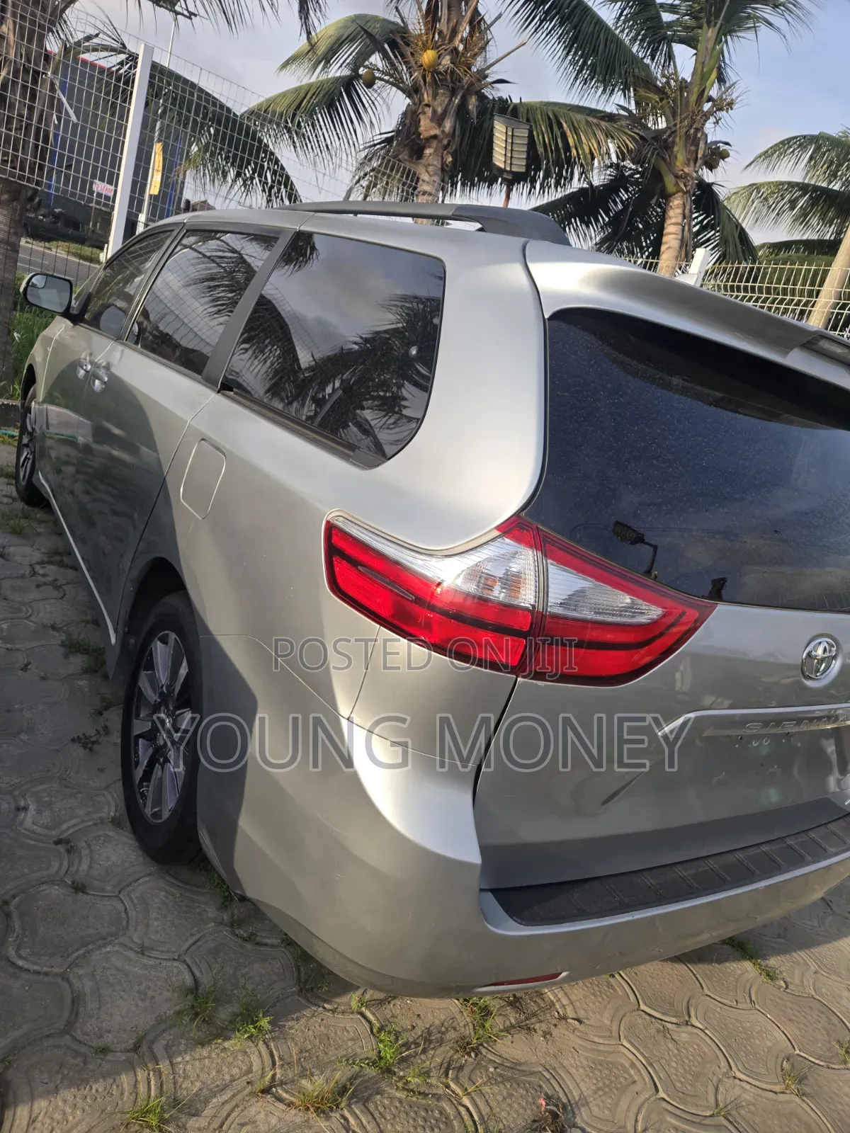 Toyota Sienna LE AWD 2019 Brown