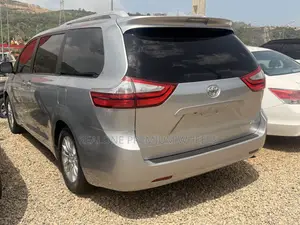 Toyota Sienna XLE 8 Passenger (3.5L 6cyl 6A) 2016 Silver