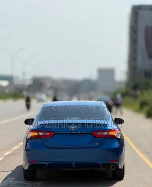 Toyota Camry SE FWD (2.5L 4cyl 8AM) 2018 Blue