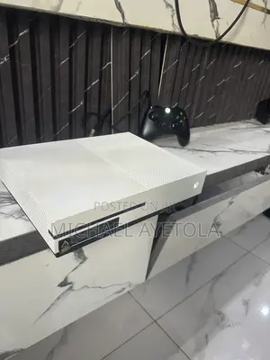 Xbox One With 8 Games and One Controller, All Ccessories