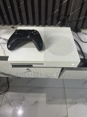 Xbox One With 8 Games and One Controller, All Ccessories