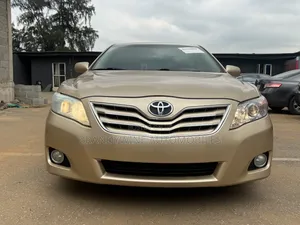 Toyota Camry XLE 4dr Sedan (2.5L 4cyl 6AM) 2010 Gold