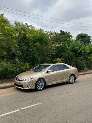 Toyota Camry XLE 4dr Sedan (2.5L 4cyl 6A) 2012 Gold