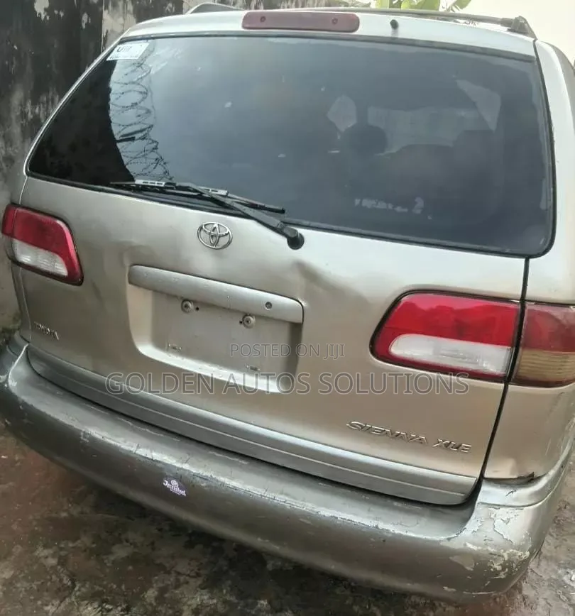 Toyota Sienna 2002