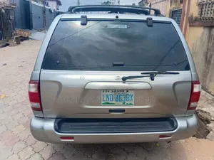 Nissan Pathfinder Automatic 2000