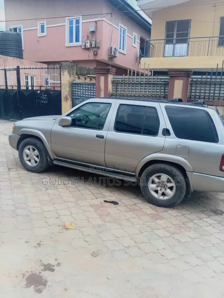 Nissan Pathfinder Automatic 2000
