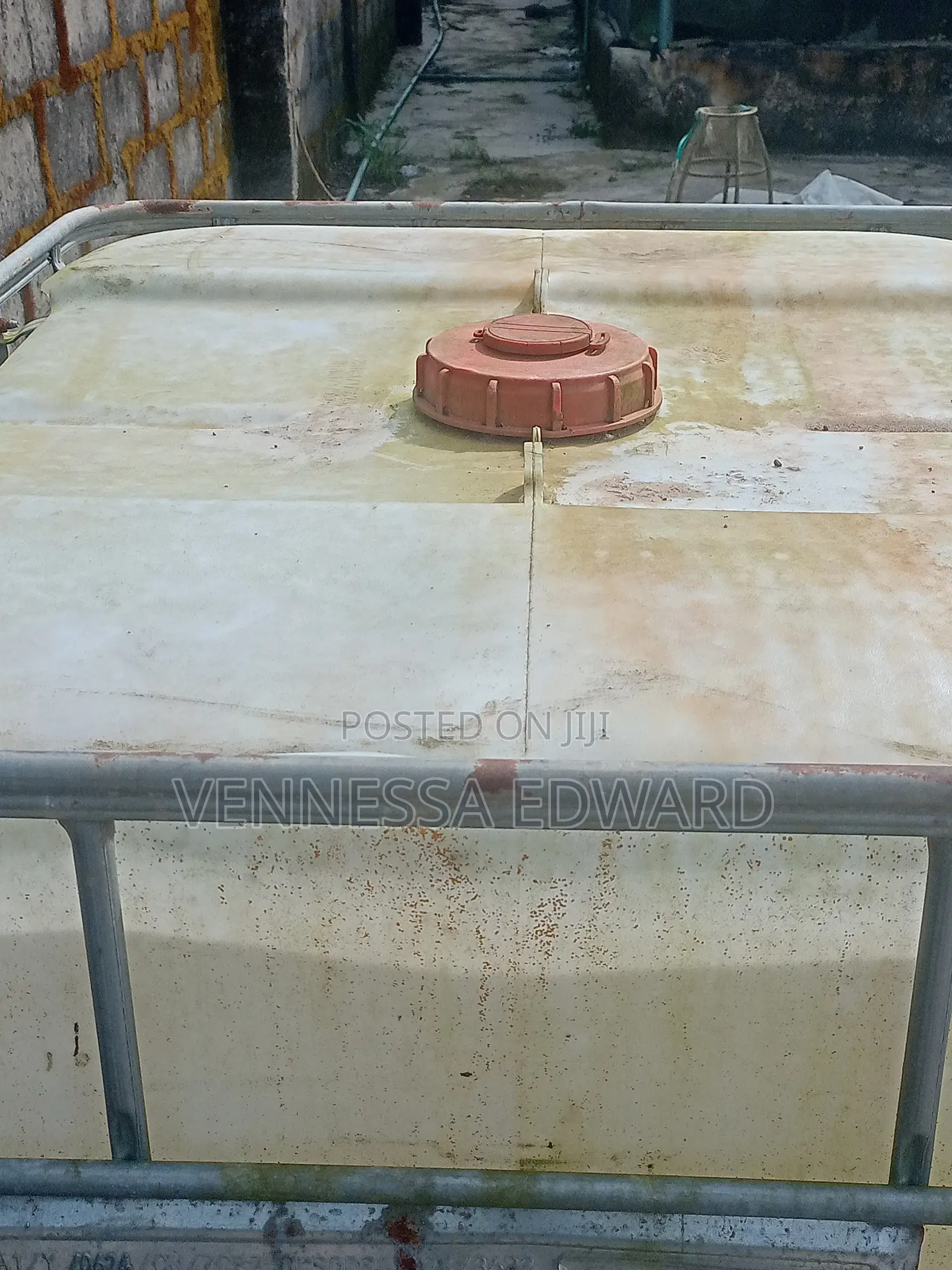 Neatly Used White 1000 Liters Tank