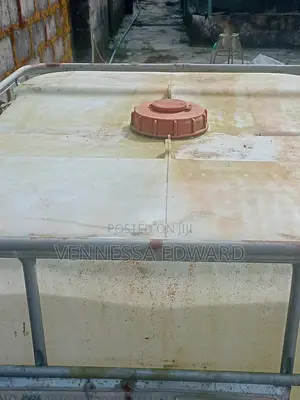 Neatly Used White 1000 Liters Tank