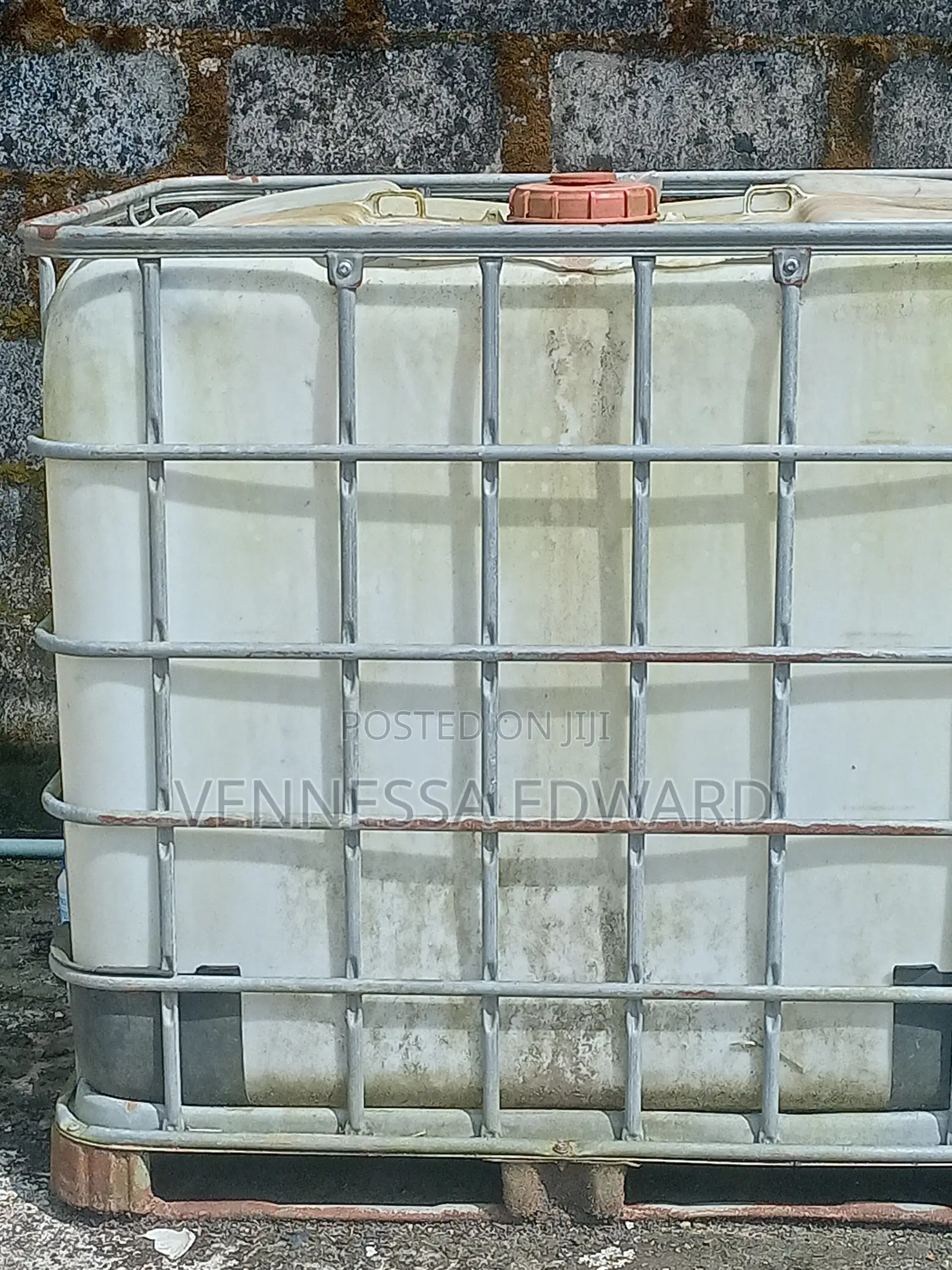 Neatly Used White 1000 Liters Tank