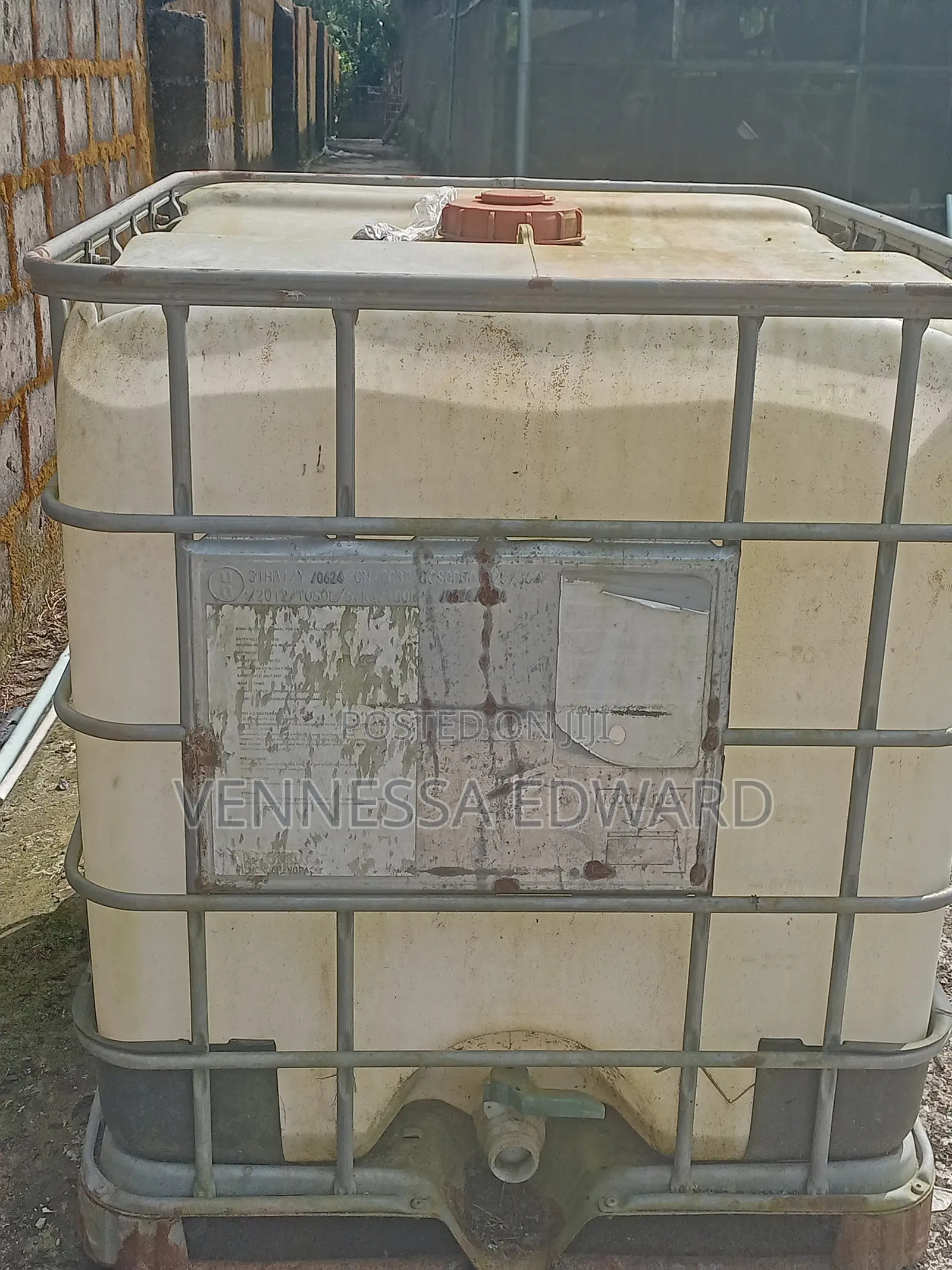 Neatly Used White 1000 Liters Tank