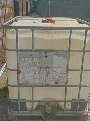 Neatly Used White 1000 Liters Tank