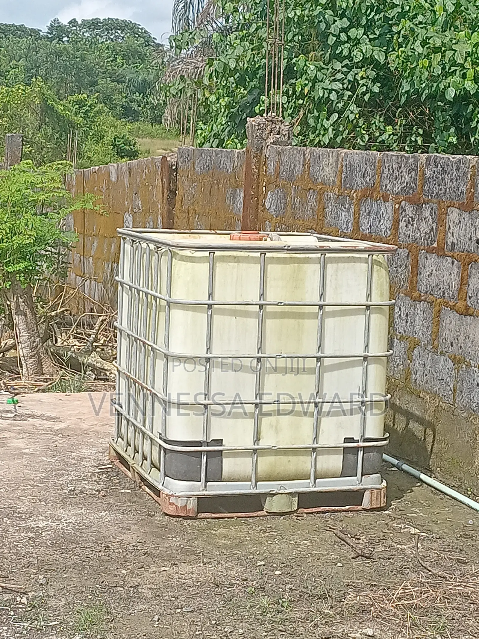 Neatly Used White 1000 Liters Tank