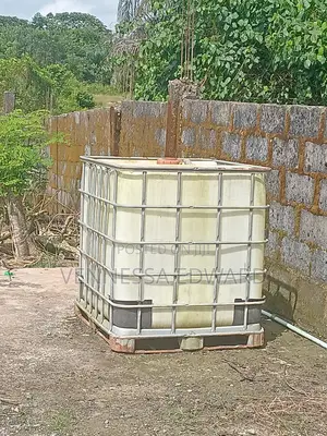 Neatly Used White 1000 Liters Tank